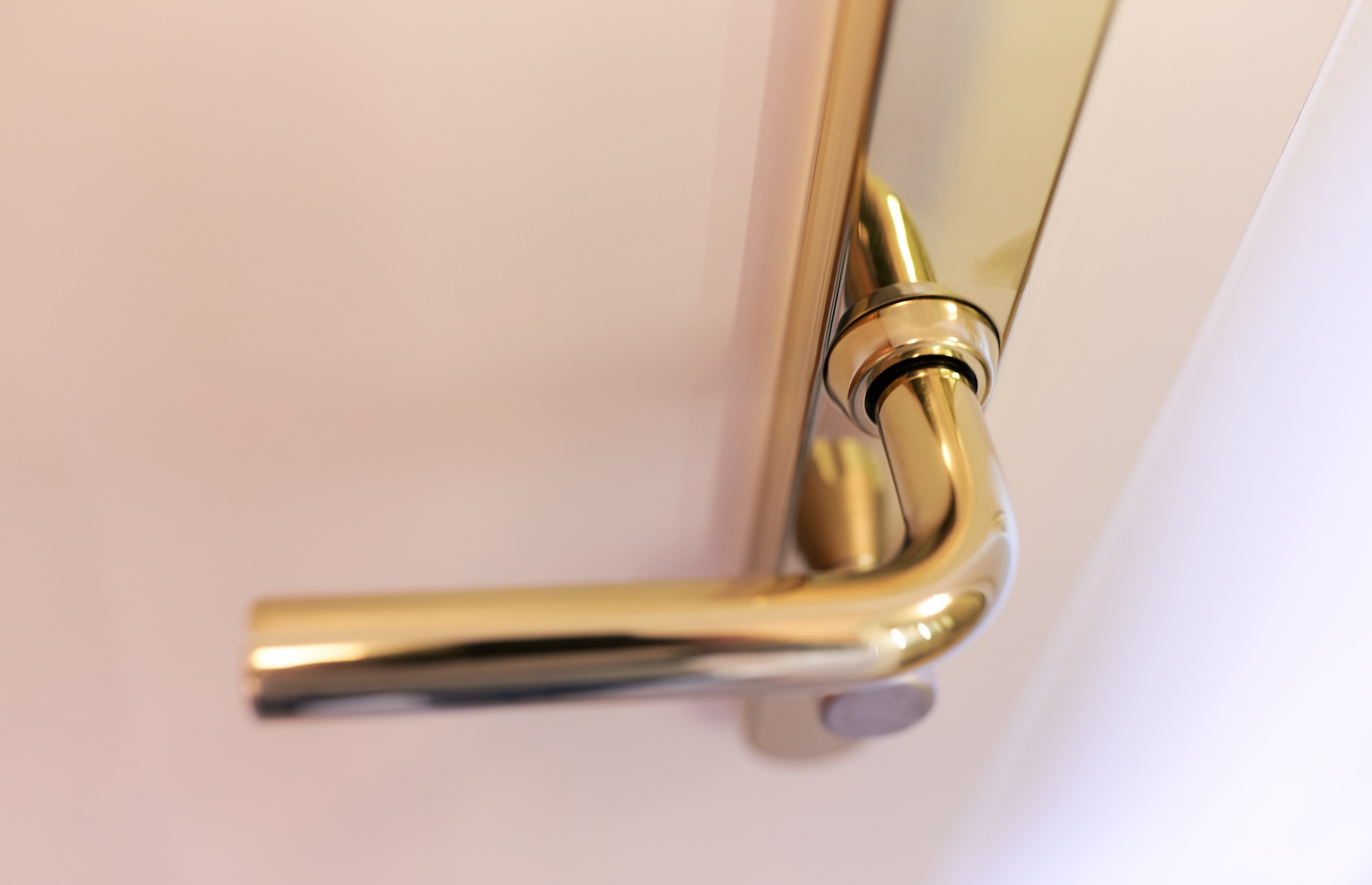 Ruhige Zimmer durch Türen mit Schalldämmung